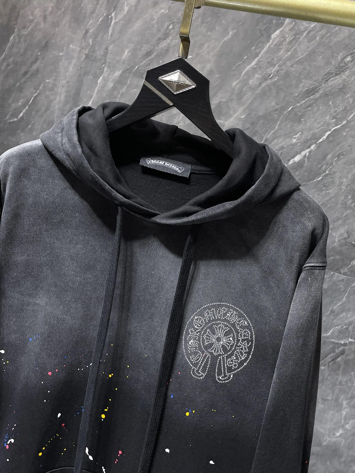 P300 Chrome Hearts Autumn and Winter 2025 Counter Synchronization The highest version! Crow Heart Cross Horseshoe Gradient Washed Water Splash Ink Hot Diamond Heavy Industry Sweater Improved Customized Version 1:1 High Weight High Quality Fabric Recommended Colors: Gradient Black Gradient Pink Gradient Green Code Number: S, M, L, XL